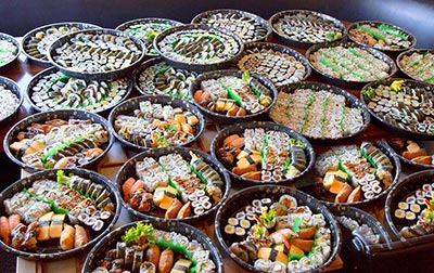Many sushi platters